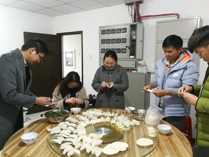 冬至陽(yáng)生春又來(lái)，溫暖感恩促情誼——廣德路項(xiàng)目部舉辦包餃子活動(dòng)