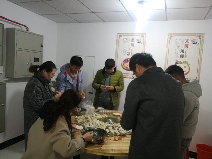 冬至陽(yáng)生春又來(lái)，溫暖感恩促情誼——廣德路項(xiàng)目部舉辦包餃子活動(dòng)